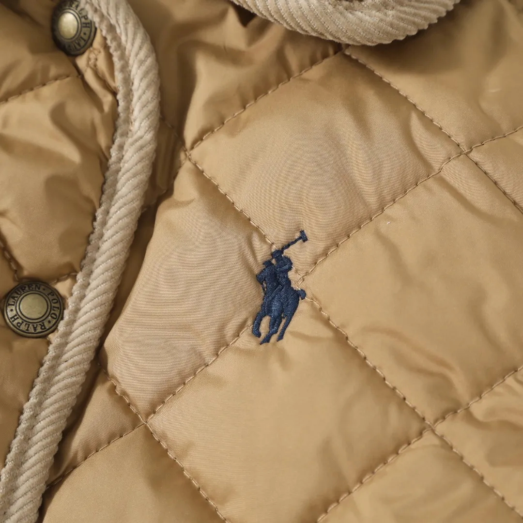P350 #R53 Ralph Lauren Diamond Quilted Cotton Clothes Women's Tops Retro college style, classic diamond quilting, retro and warmth coexist. When delicate quilting stitches meet the three-dimensional diamond pattern, a warm cotton jacket with a college atmosphere. Exquisite details interpret autumn and winter textured outfits. 4-color versatile style, easy to control various occasions. Black classic｜Low-key high-end that never goes wrong Navy blue is calm | Quiet and intellectual temperament; Khaki is gentle | Creates a warm retro atmosphere; White is fresh | A touch of light halo in winter. Ingenuity is evident in the details, and the quality is at your fingertips. Customized metal buttons embellish the placket. Exquisite embroidery on the chest highlights the brand genes. 120g high-fill cotton is evenly filled. Commuting scene: Pair with straight trousers + loafers. Casual everyday: layered knitted skirt + short boots. College style: combination of jeans + canvas shoes. This winter, let the diamond pattern add elegance to you. Use a classic cotton coat to write your own retro fashion narrative. Color: Navy blue, black, white, khaki. Size: S M L XL. Bust: 107 111 115 119. Length: 65 66 67 68 Sleeve length: 64 64 64 64 Shoulder width: 42 43 44 45 S size: recommended within 100 catties M size: recommended within 120 catties L size: recommended within 140 catties XL size: recommended within 160 catties
